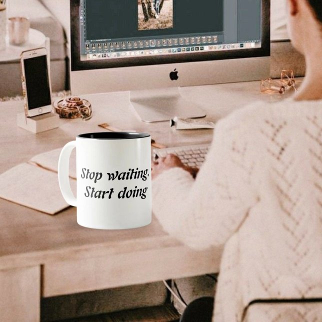 Sluta vänta på att göra - djärv Motiveringsot Två-Tonad Mugg (Skapare uppladdad)