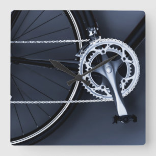 Slutet av cykeln kedjar, trampar och utrustar upp fyrkantig klocka