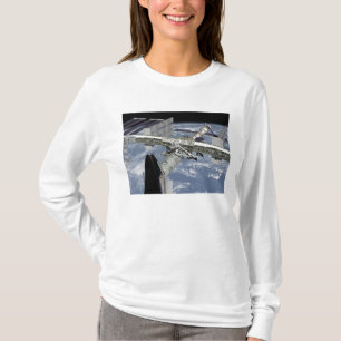 Slutet beskådar upp av anslöt Shuttle T-shirt