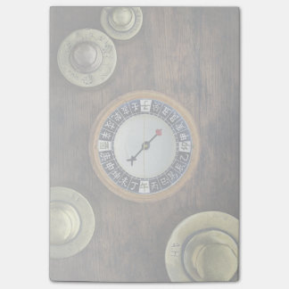 Slutet upp av den kinesiska kompasset och guld post-it block