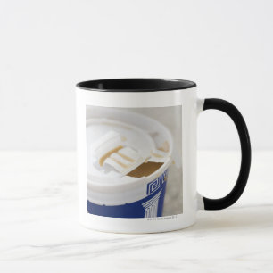 Slutet upp av tar ut kaffe mugg
