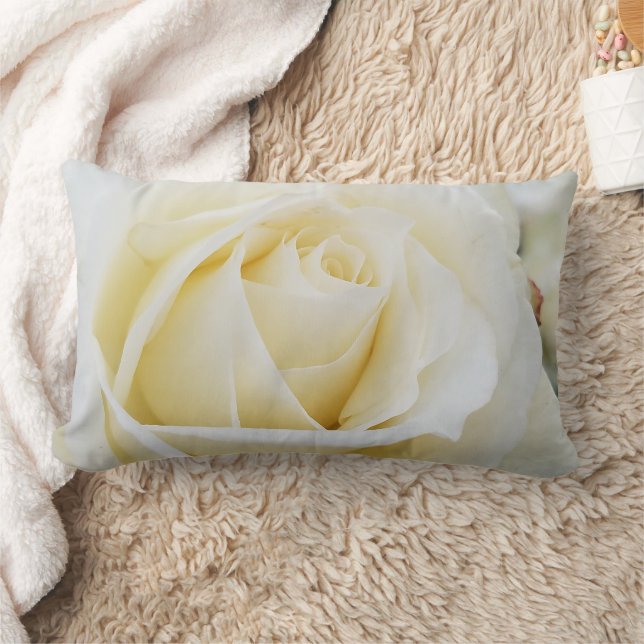 Slutfoto för Pristine Vit ros Lumbarkudde (Filt)