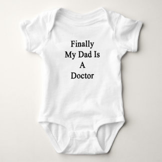 Slutligen är min pappa en doktor tee shirt