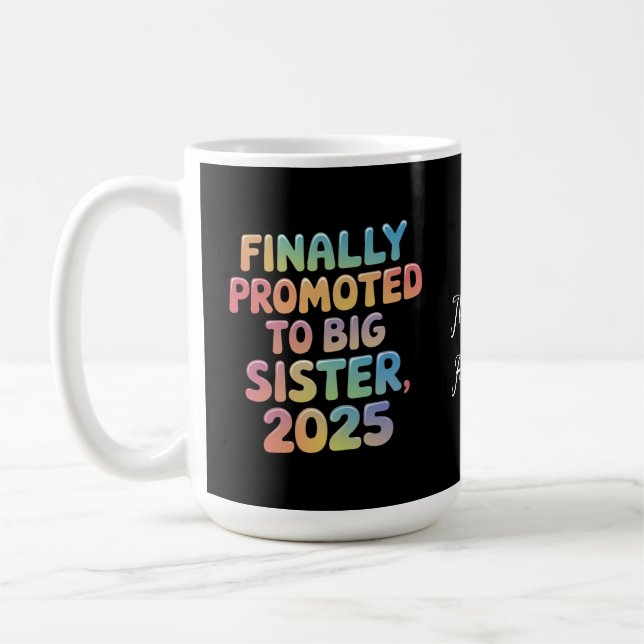 Slutligen befordrad till Big Sister 2025 Adsible Kaffemugg (Vänster)