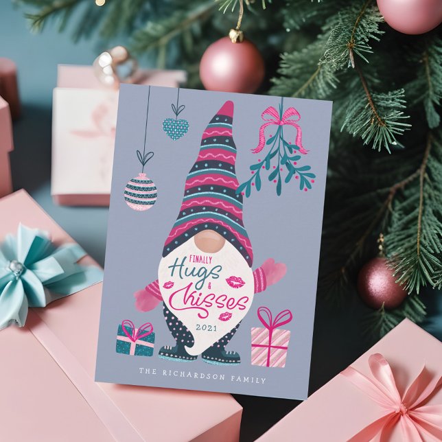 Slutligen Hugs & Kisses Roligt Bright jul Gnome Julkort (Finally Hugs & Kisses Fun Bright Christmas Gnome Holiday Card)