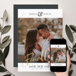 Slutligen! | Modern Guld Square Photo Elegant Roli Spara Datumet<br><div class="desc">de underbara nyheterna om din förlovning med den här roligten, moderna tryckta guld ram Spara datumkorten med ditt favoritkvadratfoto tillsammans med ett stort fetstilt SLUTLIGEN! i vackert skript kalligrafi. Anpassa med två linjer anpassningsbar längs grund för ytterligare information, till exempel datum eller bröllop webbplats. Det finns även utrymme för information...</div>