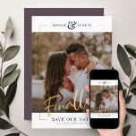 Slutligen! | Modern Guld Square Photo Elegant Roli Spara Datumet<br><div class="desc">de underbara nyheterna om din förlovning med den här roligten, moderna tryckta guld ram Spara datumkorten med ditt favoritkvadratfoto tillsammans med ett stort fetstilt SLUTLIGEN! i vackert skript kalligrafi. Anpassa med två linjer anpassningsbar längs grund för ytterligare information, till exempel datum eller bröllop webbplats. Det finns även utrymme för information...</div>