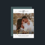 Slutligen! | Modern Guld Square Photo Elegant Roli Spara Datumet<br><div class="desc">de underbara nyheterna om din förlovning med den här roligten, moderna tryckta guld ram Spara datumkorten med ditt favoritkvadratfoto tillsammans med ett stort fetstilt SLUTLIGEN! i vackert skript kalligrafi. Anpassa med två linjer anpassningsbar längs grund för ytterligare information, till exempel datum eller bröllop webbplats. Det finns även utrymme för information...</div>