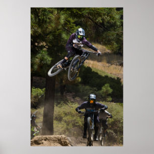 sluttande berg som cyklar hopp poster
