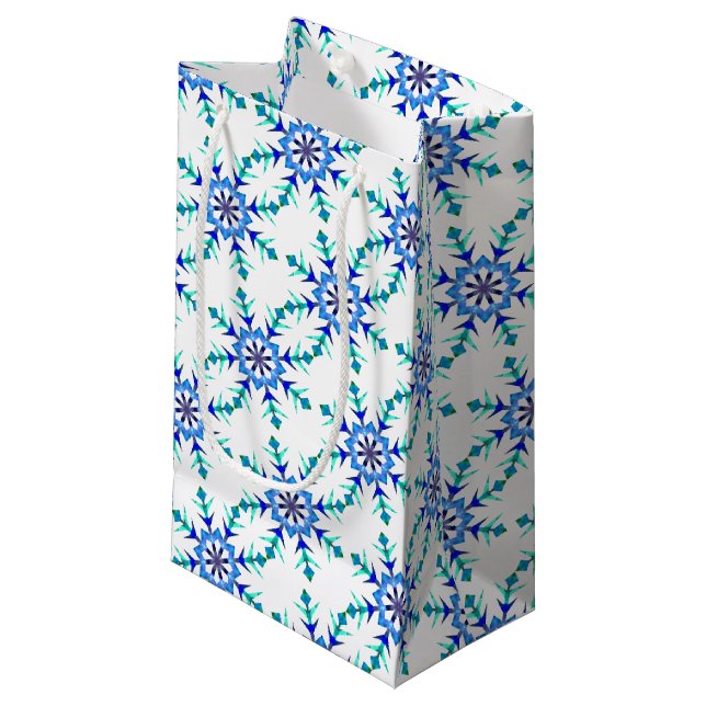 Sm Gift Bag Blue Snöflingor (Framsidan Vinklad)