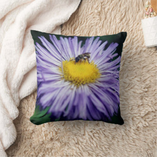 Små bin på Lila Aster Flower Kudde