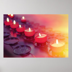 Små brinnande ljus i katolsk kyrka poster