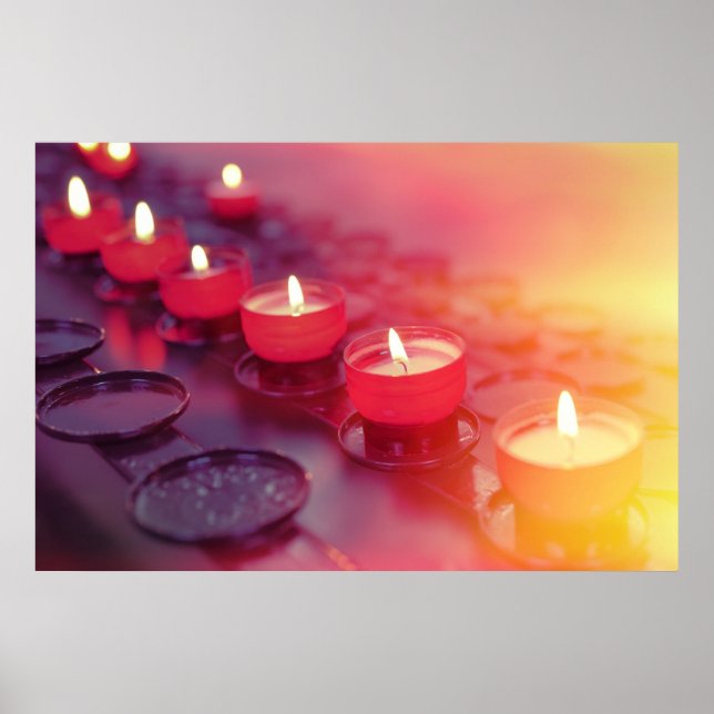Små brinnande ljus i katolsk kyrka poster (Framsidan)