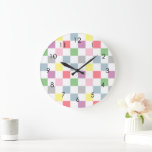 Små Checkers Pastel Färg White Checkated Stor Klocka<br><div class="desc">Moderna färg-toner och vita färgtoner i pastellkontrollbord i mönster. Pastellernas estetiskt kontrollerade design. Pastellkontrollen av hushållsdekor,  produkter från party och personliger. Mönster i pastel färg tones.</div>