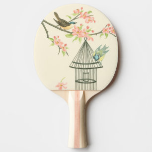 Små fåglar Perched på Gren och på en fågelbur Pingisracket