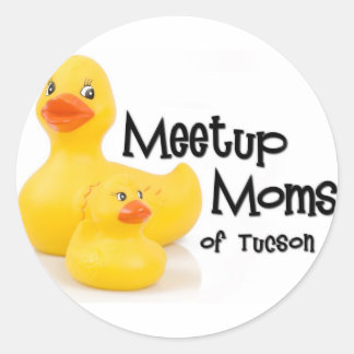 Små fästdon (20) runt klistermärke