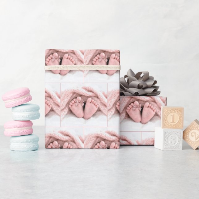 Små flickfötter med prickig rosett presentpapper (Baby Shower)