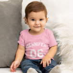 Små flickor Namn Jersey-nummer Sports Soft Cotton T Shirt<br><div class="desc">Skapa din egen anpassningsbar, personlig, coola, unisex-storlek, modern, snyggt vit typografi/typsnitt/skript, namn ungrammed monogrammerad spelare, ring jersey-nummer med klassy gigly baby rosa, 100 % kammad bra-spun--tröjor av mjuk bomull. Skriv bara in ditt namn / ungar namn / namn och ett jarötnummer för spelare för att anpassa. Gör en underbar gåva...</div>