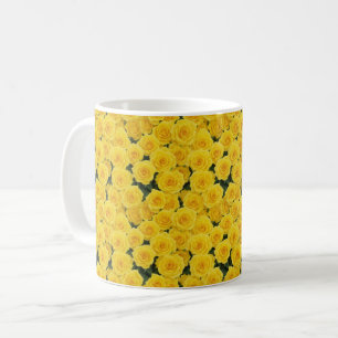 Små ljusa gula rosor kaffemugg