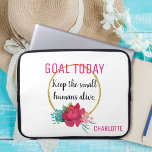 Små människor i Modern Funny Blommigt Laptop Fodral<br><div class="desc">Detta moderna,  roliga fodral har blommor och en faux glitter ram i guld,  med det humoristiska citatet "Mål Today: Behålla the Small Humans Alive". Anpassa enkelt med ditt namn. Gör en underbar gåva till föräldrar eller lärare!</div>