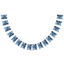 Små plåster av moln vimplar