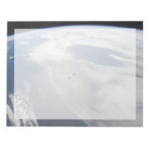 Små satelliter ovanför en del av jorden. anteckningsblock