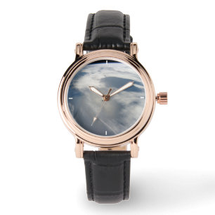 Små satelliter ovanför en del av jorden. armbandsur