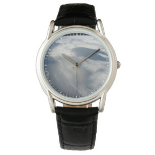 Små satelliter ovanför en del av jorden. armbandsur