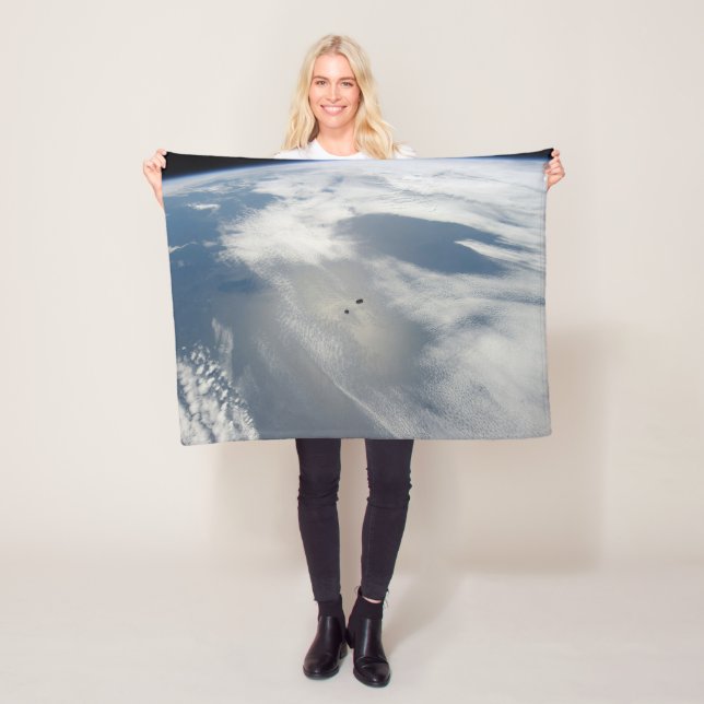 Små satelliter ovanför en del av jorden. fleecefilt (På plats)