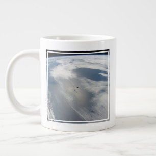 Små satelliter ovanför en del av jorden. jumbo mugg