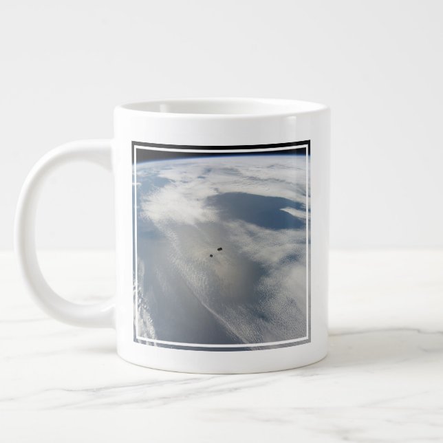Små satelliter ovanför en del av jorden. jumbo mugg (Vänster)