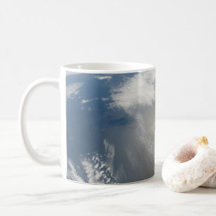 Små satelliter ovanför en del av jorden. kaffemugg