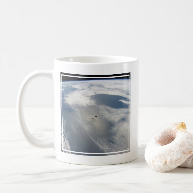 Små satelliter ovanför en del av jorden. kaffemugg (Med munk)