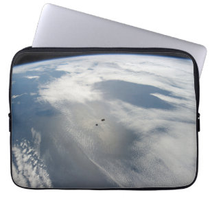 Små satelliter ovanför en del av jorden. laptop fodral