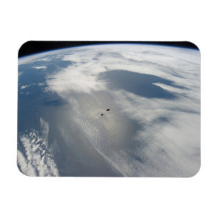 Små satelliter ovanför en del av jorden. magnet
