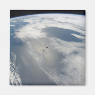 Små satelliter ovanför en del av jorden. magnet