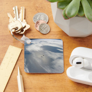 Små satelliter ovanför en del av jorden. nyckelring