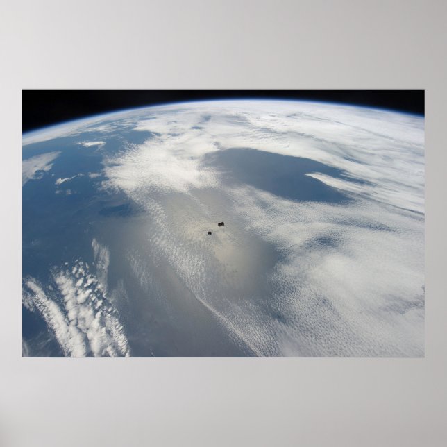 Små satelliter ovanför en del av jorden. poster (Framsidan)