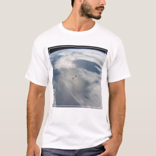 Små satelliter ovanför en del av jorden. t shirt