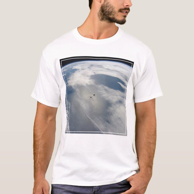 Små satelliter ovanför en del av jorden. t shirt (Framsida)