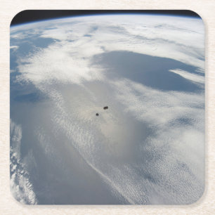 Små satelliter ovanför en del av jorden. underlägg papper kvadrat