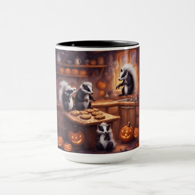 Små skunkar leker i köket på Halloween Mugg (Center)