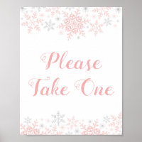 Små småblommiga babyskor tar en tjänst Bord
