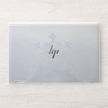 Små snöflingor i vinterskog