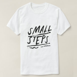 Små Steg – Motiverande Typografi T Shirt