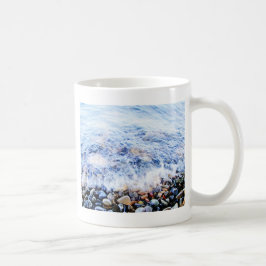 Små vågor och färgade stenar kaffemugg