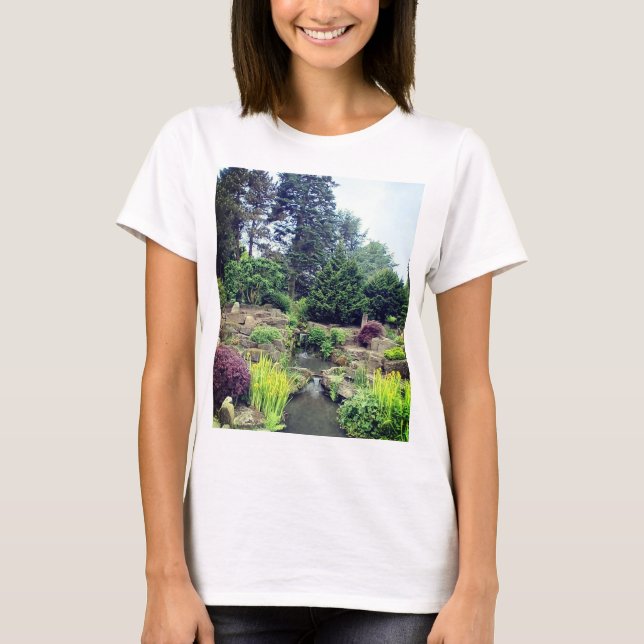Små vattenfall i trädgården t shirt (Framsida)