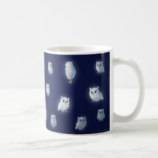 Små vita ugglor på en mörkblå bakgrund kaffemugg