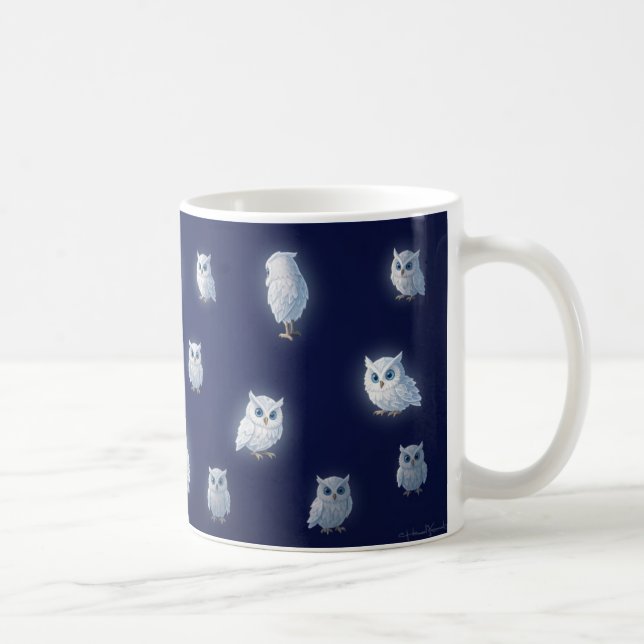Små vita ugglor på en mörkblå bakgrund  kaffemugg (Höger)