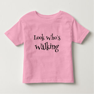 Småbarn Girl Walking in Rosa T Shirt